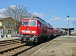 Ludmilla 232 569-4 hat mit einem RE von Erfurt Hbf nach Altenburg den ehemaligen Bahnhof Göschwitz (Saale), heute Jena-Göschwitz, auf Gleis 5 erreicht. (27.03.2011)